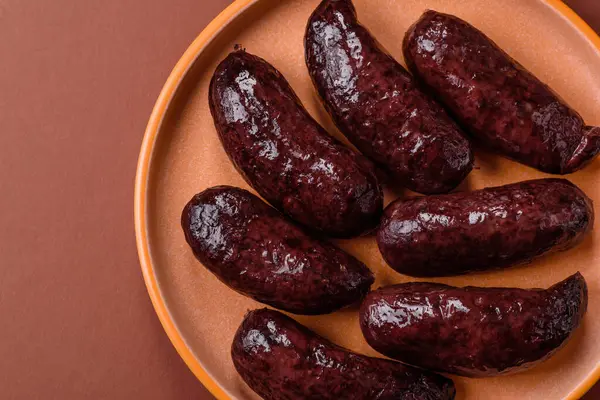 Kan sosisi, puding, domuz yağı ve baharatlı et yemeği. Akşam yemeği için ızgarada kan sosisi pişiyor.