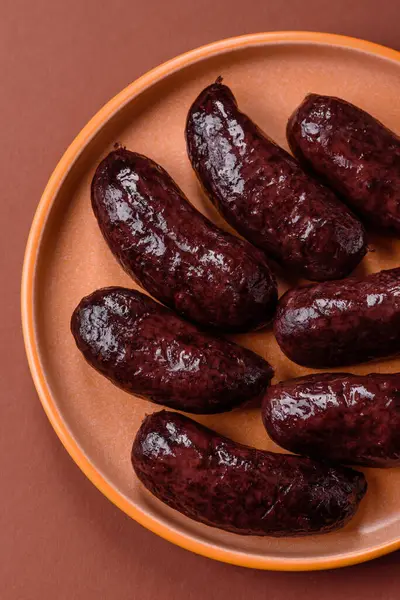 Kan sosisi, puding, domuz yağı ve baharatlı et yemeği. Akşam yemeği için ızgarada kan sosisi pişiyor.