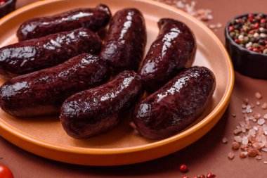 Kan sosisi, puding, domuz yağı ve baharatlı et yemeği. Akşam yemeği için ızgarada kan sosisi pişiyor.