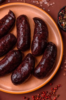 Kan sosisi, puding, domuz yağı ve baharatlı et yemeği. Akşam yemeği için ızgarada kan sosisi pişiyor.