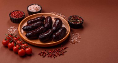 Kan sosisi, puding, domuz yağı ve baharatlı et yemeği. Akşam yemeği için ızgarada kan sosisi pişiyor.