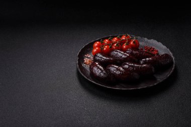 Kan sosisi, puding, domuz yağı ve baharatlı et yemeği. Akşam yemeği için ızgarada kan sosisi pişiyor.