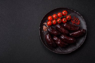 Kan sosisi, puding, domuz yağı ve baharatlı et yemeği. Akşam yemeği için ızgarada kan sosisi pişiyor.