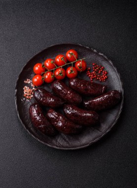 Kan sosisi, puding, domuz yağı ve baharatlı et yemeği. Akşam yemeği için ızgarada kan sosisi pişiyor.