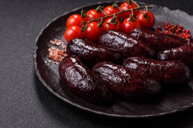 Kan sosisi, puding, domuz yağı ve baharatlı et yemeği. Akşam yemeği için ızgarada kan sosisi pişiyor.