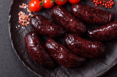 Kan sosisi, puding, domuz yağı ve baharatlı et yemeği. Akşam yemeği için ızgarada kan sosisi pişiyor.