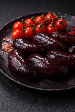 Kan sosisi, puding, domuz yağı ve baharatlı et yemeği. Akşam yemeği için ızgarada kan sosisi pişiyor.