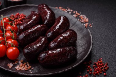 Kan sosisi, puding, domuz yağı ve baharatlı et yemeği. Akşam yemeği için ızgarada kan sosisi pişiyor.