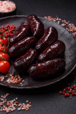 Kan sosisi, puding, domuz yağı ve baharatlı et yemeği. Akşam yemeği için ızgarada kan sosisi pişiyor.