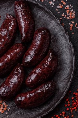 Kan sosisi, puding, domuz yağı ve baharatlı et yemeği. Akşam yemeği için ızgarada kan sosisi pişiyor.