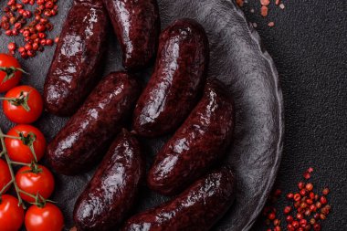 Kan sosisi, puding, domuz yağı ve baharatlı et yemeği. Akşam yemeği için ızgarada kan sosisi pişiyor.