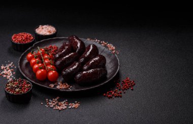 Kan sosisi, puding, domuz yağı ve baharatlı et yemeği. Akşam yemeği için ızgarada kan sosisi pişiyor.