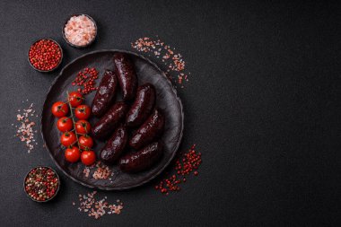 Kan sosisi, puding, domuz yağı ve baharatlı et yemeği. Akşam yemeği için ızgarada kan sosisi pişiyor.