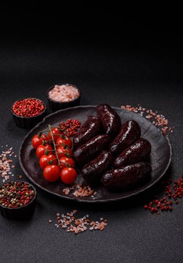 Kan sosisi, puding, domuz yağı ve baharatlı et yemeği. Akşam yemeği için ızgarada kan sosisi pişiyor.