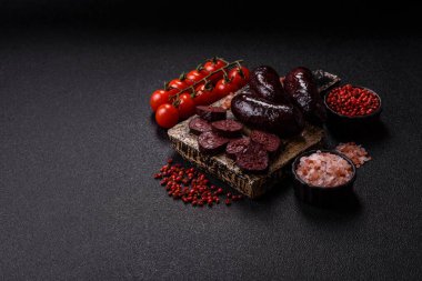 Kan sosisi, puding, domuz yağı ve baharatlı et yemeği. Akşam yemeği için ızgarada kan sosisi pişiyor.