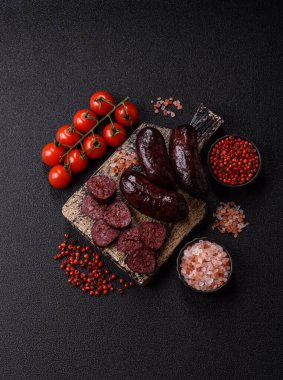 Kan sosisi, puding, domuz yağı ve baharatlı et yemeği. Akşam yemeği için ızgarada kan sosisi pişiyor.