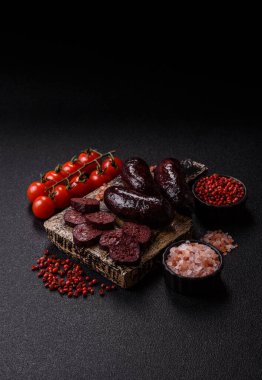 Kan sosisi, puding, domuz yağı ve baharatlı et yemeği. Akşam yemeği için ızgarada kan sosisi pişiyor.