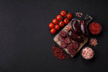 Kan sosisi, puding, domuz yağı ve baharatlı et yemeği. Akşam yemeği için ızgarada kan sosisi pişiyor.