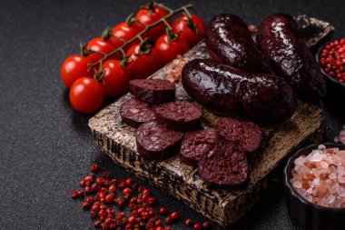 Kan sosisi, puding, domuz yağı ve baharatlı et yemeği. Akşam yemeği için ızgarada kan sosisi pişiyor.