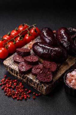 Kan sosisi, puding, domuz yağı ve baharatlı et yemeği. Akşam yemeği için ızgarada kan sosisi pişiyor.