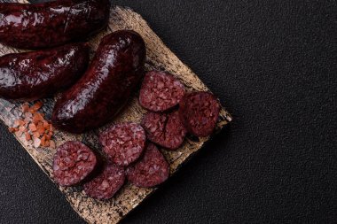 Kan sosisi, puding, domuz yağı ve baharatlı et yemeği. Akşam yemeği için ızgarada kan sosisi pişiyor.