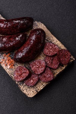 Kan sosisi, puding, domuz yağı ve baharatlı et yemeği. Akşam yemeği için ızgarada kan sosisi pişiyor.