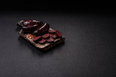 Kan sosisi, puding, domuz yağı ve baharatlı et yemeği. Akşam yemeği için ızgarada kan sosisi pişiyor.