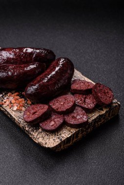 Kan sosisi, puding, domuz yağı ve baharatlı et yemeği. Akşam yemeği için ızgarada kan sosisi pişiyor.