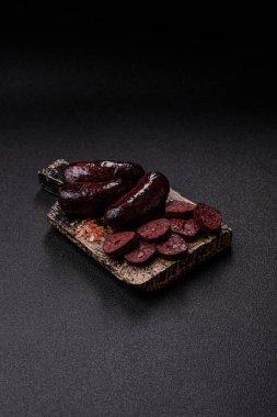 Kan sosisi, puding, domuz yağı ve baharatlı et yemeği. Akşam yemeği için ızgarada kan sosisi pişiyor.