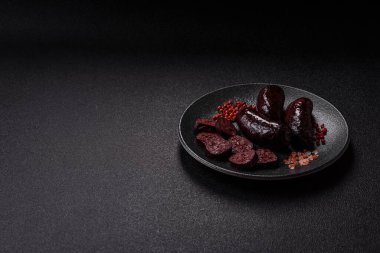 Kan sosisi, puding, domuz yağı ve baharatlı et yemeği. Akşam yemeği için ızgarada kan sosisi pişiyor.