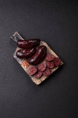 Kan sosisi, puding, domuz yağı ve baharatlı et yemeği. Akşam yemeği için ızgarada kan sosisi pişiyor.