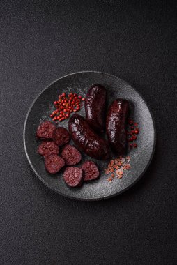 Kan sosisi, puding, domuz yağı ve baharatlı et yemeği. Akşam yemeği için ızgarada kan sosisi pişiyor.