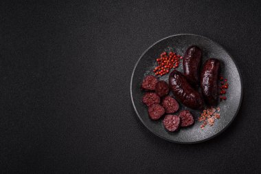 Kan sosisi, puding, domuz yağı ve baharatlı et yemeği. Akşam yemeği için ızgarada kan sosisi pişiyor.