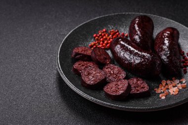 Kan sosisi, puding, domuz yağı ve baharatlı et yemeği. Akşam yemeği için ızgarada kan sosisi pişiyor.