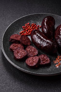 Kan sosisi, puding, domuz yağı ve baharatlı et yemeği. Akşam yemeği için ızgarada kan sosisi pişiyor.