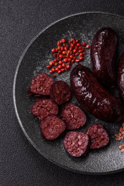 Kan sosisi, puding, domuz yağı ve baharatlı et yemeği. Akşam yemeği için ızgarada kan sosisi pişiyor.