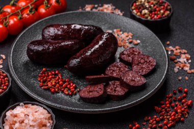 Kan sosisi, puding, domuz yağı ve baharatlı et yemeği. Akşam yemeği için ızgarada kan sosisi pişiyor.