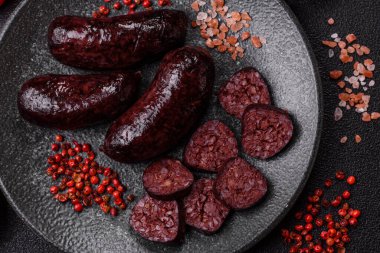 Kan sosisi, puding, domuz yağı ve baharatlı et yemeği. Akşam yemeği için ızgarada kan sosisi pişiyor.