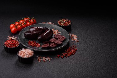 Kan sosisi, puding, domuz yağı ve baharatlı et yemeği. Akşam yemeği için ızgarada kan sosisi pişiyor.