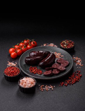 Kan sosisi, puding, domuz yağı ve baharatlı et yemeği. Akşam yemeği için ızgarada kan sosisi pişiyor.