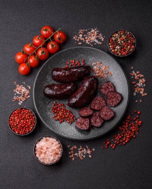 Kan sosisi, puding, domuz yağı ve baharatlı et yemeği. Akşam yemeği için ızgarada kan sosisi pişiyor.