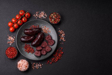 Kan sosisi, puding, domuz yağı ve baharatlı et yemeği. Akşam yemeği için ızgarada kan sosisi pişiyor.