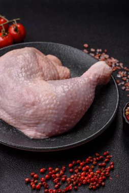 Tavuk çiğ bacağı ya da çeyreklik, barbeküde pişirmek için taze et. Evde pişirmek için tavuk çeyrekliği.