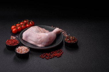 Tavuk çiğ bacağı ya da çeyreklik, barbeküde pişirmek için taze et. Evde pişirmek için tavuk çeyrekliği.