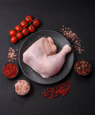 Tavuk çiğ bacağı ya da çeyreklik, barbeküde pişirmek için taze et. Evde pişirmek için tavuk çeyrekliği.