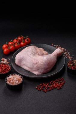 Tavuk çiğ bacağı ya da çeyreklik, barbeküde pişirmek için taze et. Evde pişirmek için tavuk çeyrekliği.