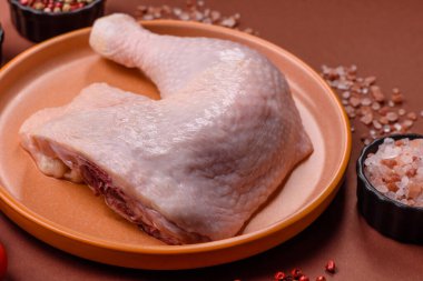 Tavuk çiğ bacağı ya da çeyreklik, barbeküde pişirmek için taze et. Evde pişirmek için tavuk çeyrekliği.