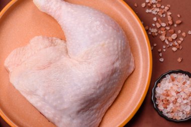 Tavuk çiğ bacağı ya da çeyreklik, barbeküde pişirmek için taze et. Evde pişirmek için tavuk çeyrekliği.