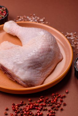 Tavuk çiğ bacağı ya da çeyreklik, barbeküde pişirmek için taze et. Evde pişirmek için tavuk çeyrekliği.