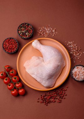 Tavuk çiğ bacağı ya da çeyreklik, barbeküde pişirmek için taze et. Evde pişirmek için tavuk çeyrekliği.